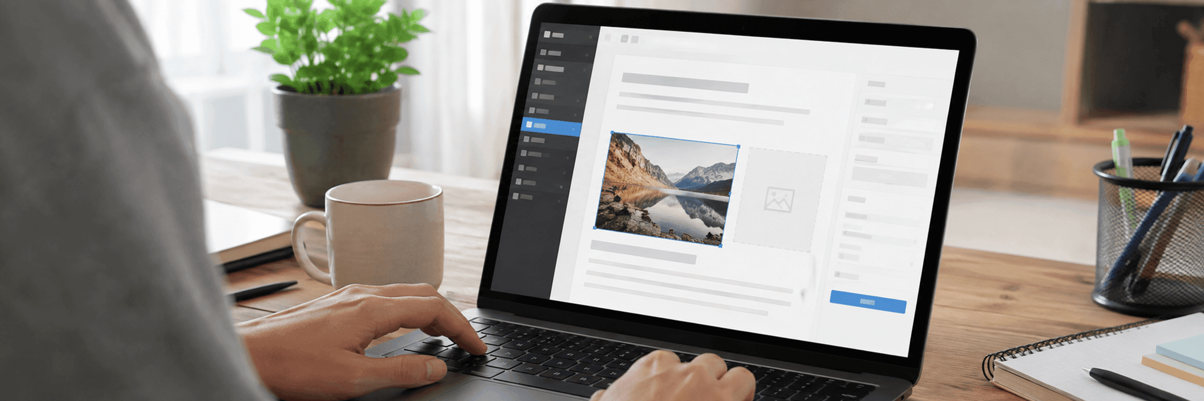 Ein Laptop mit dem WordPress-Editor, ein Bergfoto ausgewählt und in einem Inhaltsblock in der Größe angepasst